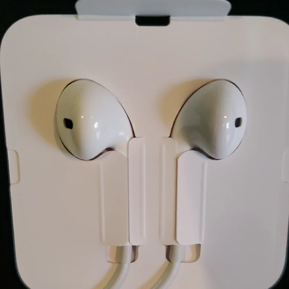 New Apple White Wired Earbuds